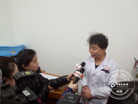 滕红教授接受媒体记者采访 滕红教授接受媒体记者采访