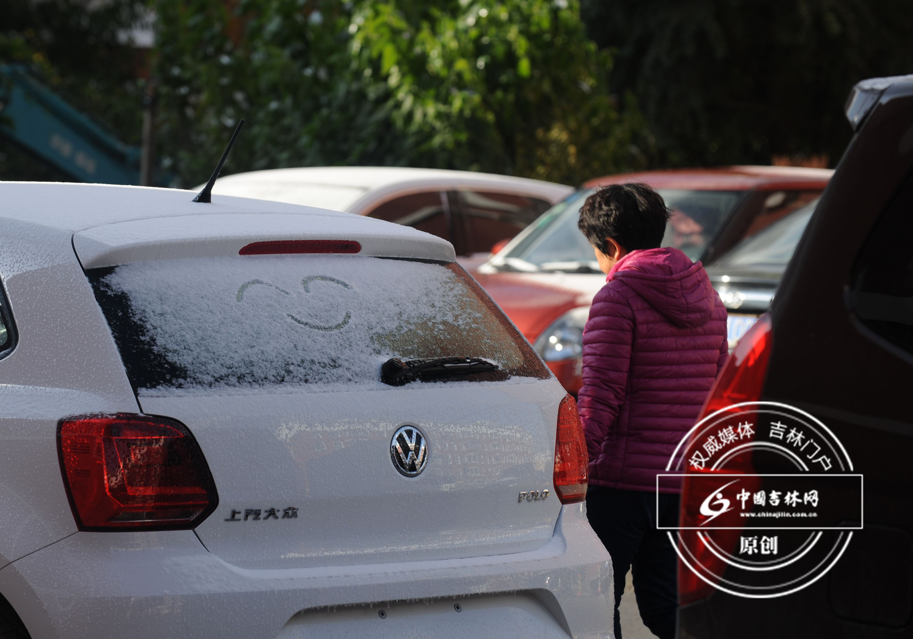 长春迎来了2016年的第一场雪,淘气的孩子在车窗上画了一个大大的笑脸 长春迎来了2016年的第一场雪,淘气的孩子在车窗上画了一个大大的笑脸