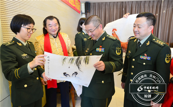 1月10日，“春联来了”CCTV第四届央视春晚送福到军营活动在吉林省公安边防总队长春边检站举行，中国书画院艺术家在活动现场和官兵交流创作体会。