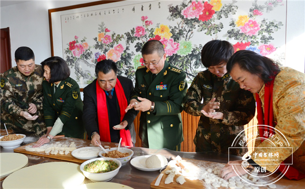 1月10日，“春联来了”CCTV第四届央视春晚送福到军营活动在吉林省公安边防总队长春边检站举行，中国书画院艺术家和官兵一起包饺子。