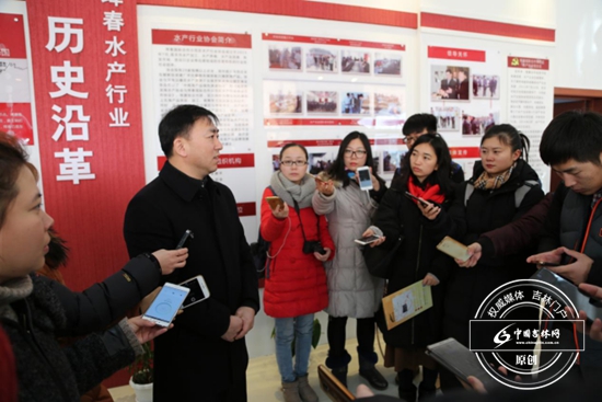 珲春市委常委、市政府成员李德平向记者们详细介绍了珲春水产品加工及进出口相关情况 珲春市委常委、市政府成员李德平向记者们详细介绍了珲春水产品加工及进出口相关情况