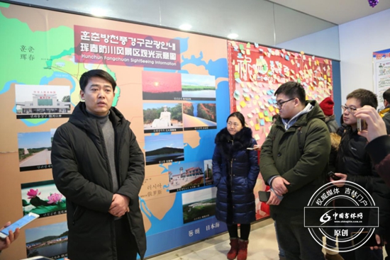珲春市旅游局副局长刘成华向采访团记者介绍珲春旅游产业发展相关情况