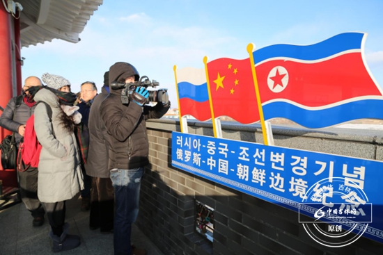 采访团记者记录“一眼望三国”美景