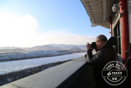 采访团记者正在做记录