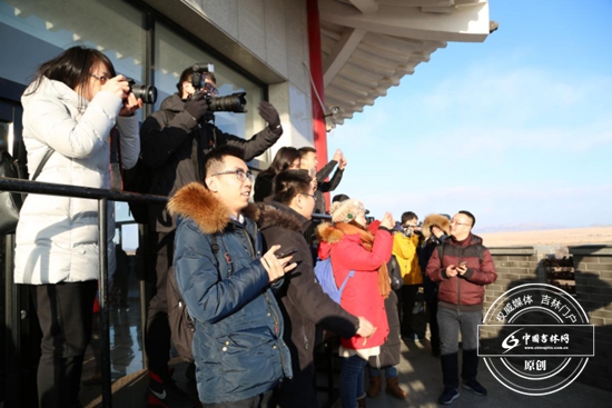 采访团记者正在做记录