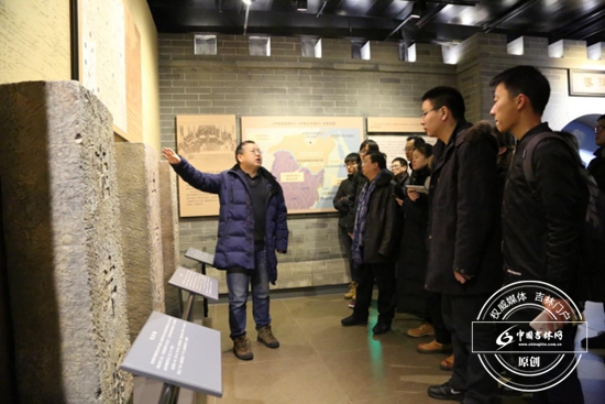 采访团记者接受爱国主义教育，了解珲春历史