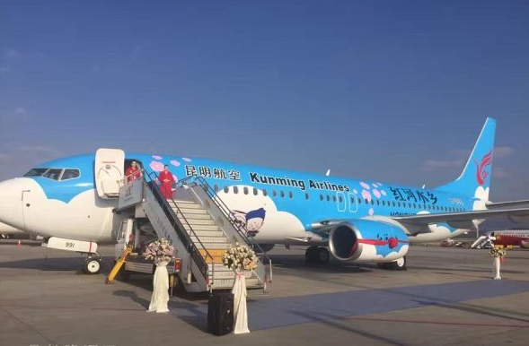 这架KY彩绘飞机是“红河水乡”号 这架KY彩绘飞机是“红河水乡”号