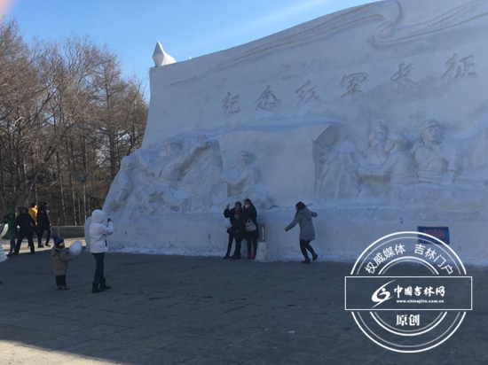 天气逐渐转暖 长春街头雪雕景观屡遭“烤”验 天气逐渐转暖 长春街头雪雕景观屡遭“烤”验
