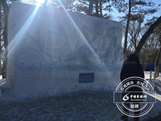 天气逐渐转暖 长春街头雪雕景观屡遭“烤”验 天气逐渐转暖 长春街头雪雕景观屡遭“烤”验