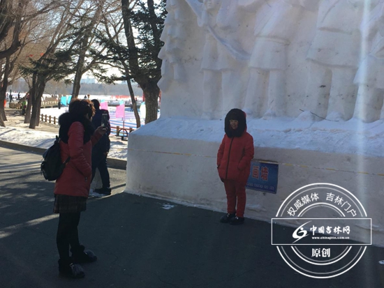 天气逐渐转暖 长春街头雪雕景观屡遭“烤”验 天气逐渐转暖 长春街头雪雕景观屡遭“烤”验