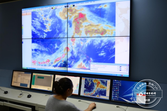 预报员分析各种数据 预报员分析各种数据