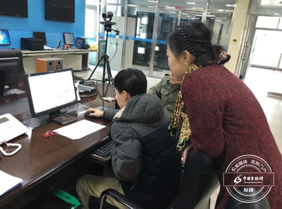 胡中明正在指导预报员分析数据 胡中明正在指导预报员分析数据