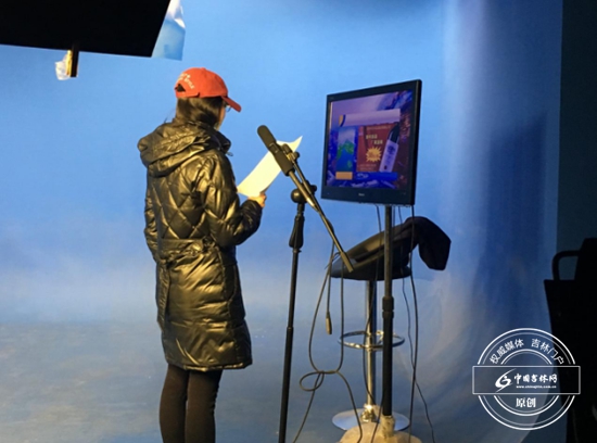 工作人员正在录制城市速递节目中的天气预报