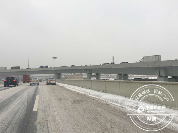 长春雪后早高峰 记者带你看路况 长春雪后早高峰 记者带你看路况