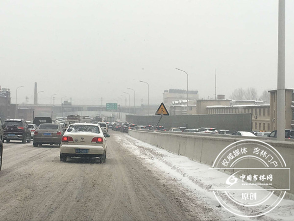 长春雪后早高峰 记者带你看路况 长春雪后早高峰 记者带你看路况