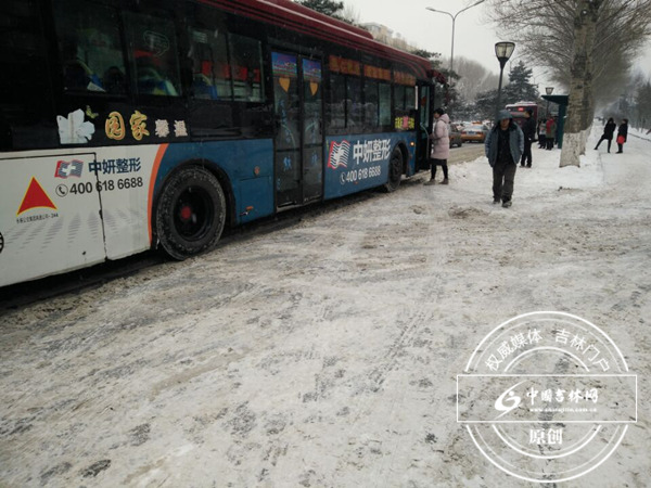 长春雪后早高峰 记者带你看路况 长春雪后早高峰 记者带你看路况