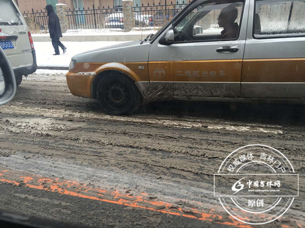 长春雪后早高峰 记者带你看路况 长春雪后早高峰 记者带你看路况