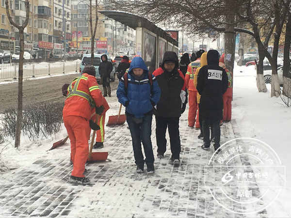 长春雪后早高峰 记者带你看路况 长春雪后早高峰 记者带你看路况