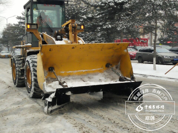 长春雪后早高峰 记者带你看路况 长春雪后早高峰 记者带你看路况