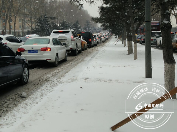 长春雪后早高峰 记者带你看路况 长春雪后早高峰 记者带你看路况