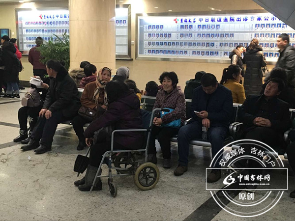 长春雪后早高峰 记者带你看路况 长春雪后早高峰 记者带你看路况