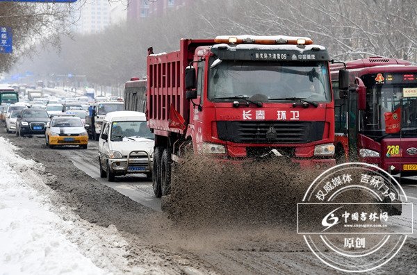 长春持续降雪 清雪难度较大环卫部门紧急应对 长春持续降雪 清雪难度较大环卫部门紧急应对