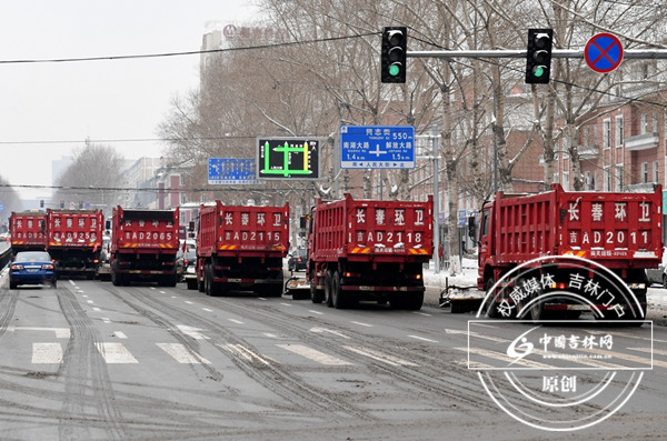 长春持续降雪 清雪难度较大环卫部门紧急应对 长春持续降雪 清雪难度较大环卫部门紧急应对