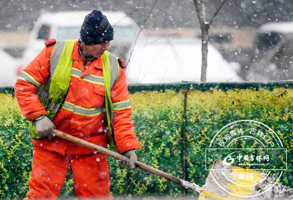长春持续降雪 清雪难度较大环卫部门紧急应对 长春持续降雪 清雪难度较大环卫部门紧急应对