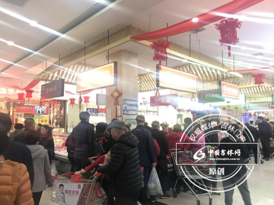 市民在排队购买熟食 市民在排队购买熟食