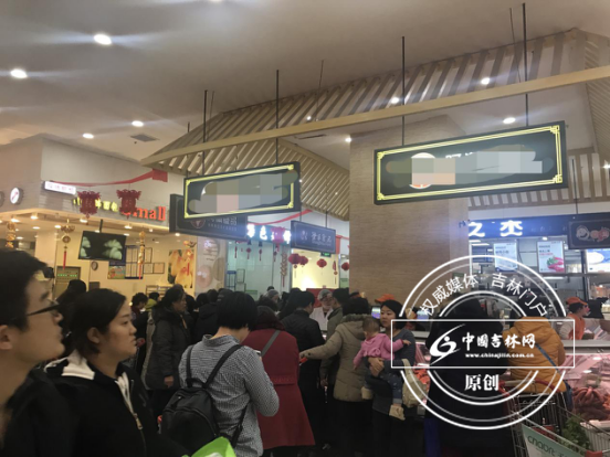 市民在排队购买熟食 市民在排队购买熟食