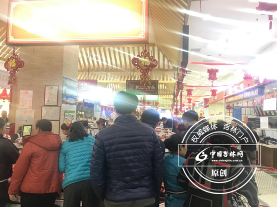 市民在排队购买熟食 市民在排队购买熟食
