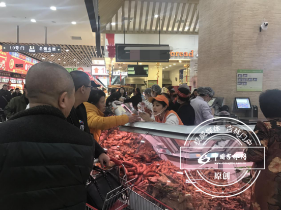 售货员给顾客讲解购物小票 售货员给顾客讲解购物小票