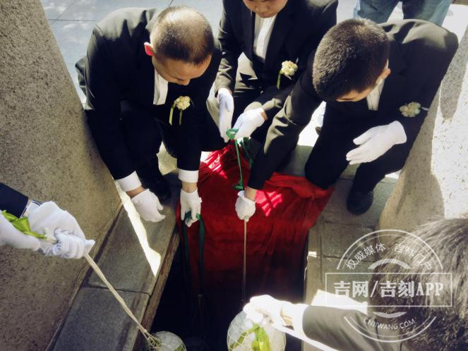 长春无主骨灰集体落葬.jpg 长春无主骨灰集体落葬.jpg