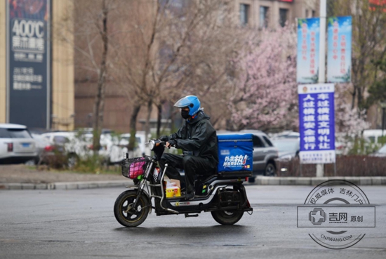 吉林省大范围雷雨持续 外出需谨慎慢行 吉林省大范围雷雨持续 外出需谨慎慢行