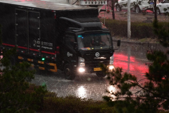 吉林省大范围雷雨持续 外出需谨慎慢行 吉林省大范围雷雨持续 外出需谨慎慢行