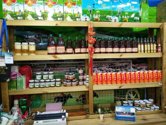 杜丽丽把越来越多的内蒙特产带到吉林来。.jpg 杜丽丽把越来越多的内蒙特产带到吉林来。.jpg