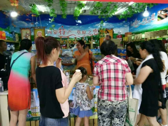 杜丽丽的内蒙特产专柜吸引了越来越多的消费者。.jpg 杜丽丽的内蒙特产专柜吸引了越来越多的消费者。.jpg