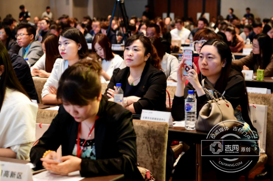 大家在现场认真听会 大家在现场认真听会