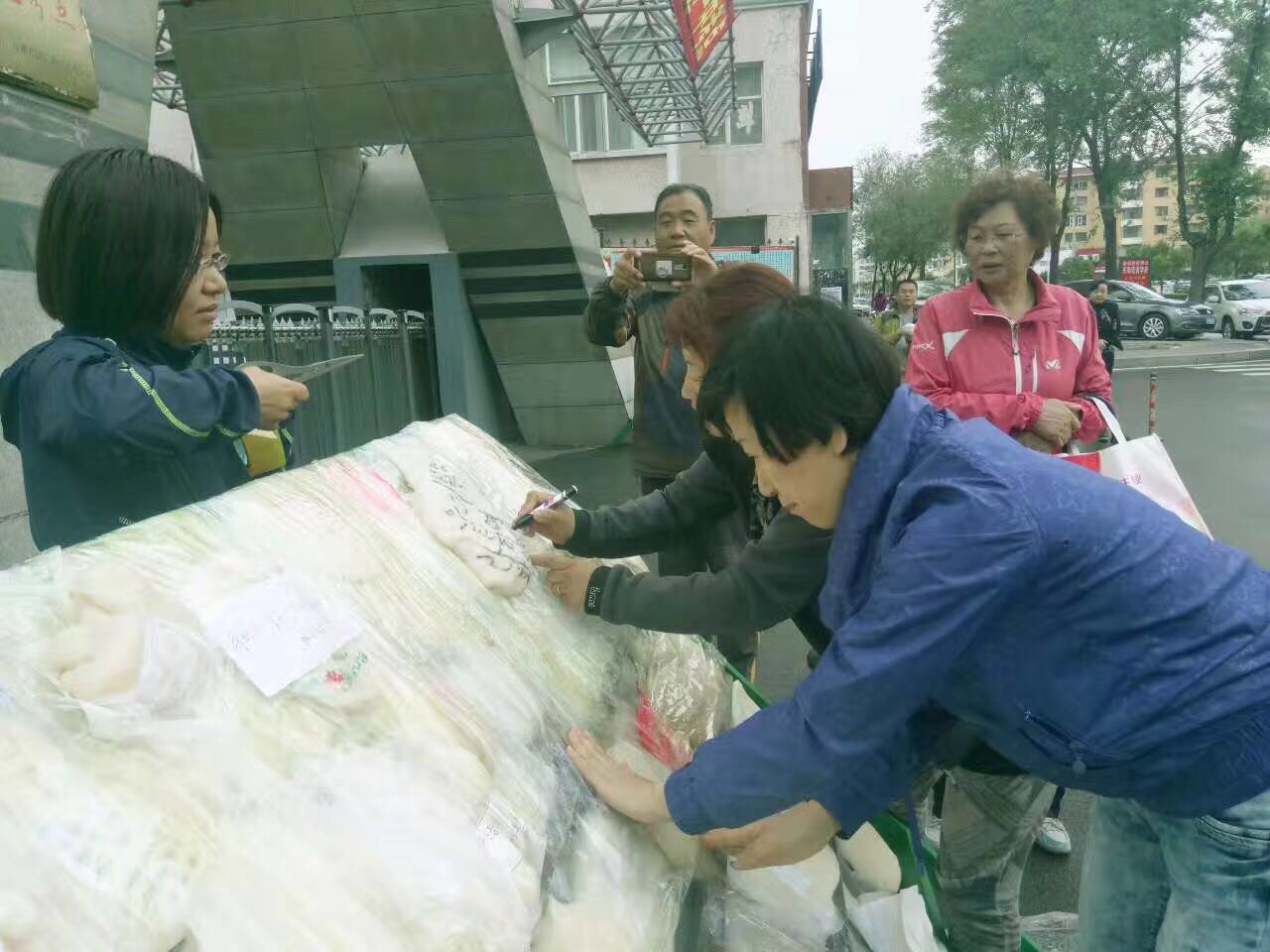 在延边第一中学门前,家长们以粘打糕的方式,为考生们祝福 在延边第一中学门前,家长们以粘打糕的方式,为考生们祝福