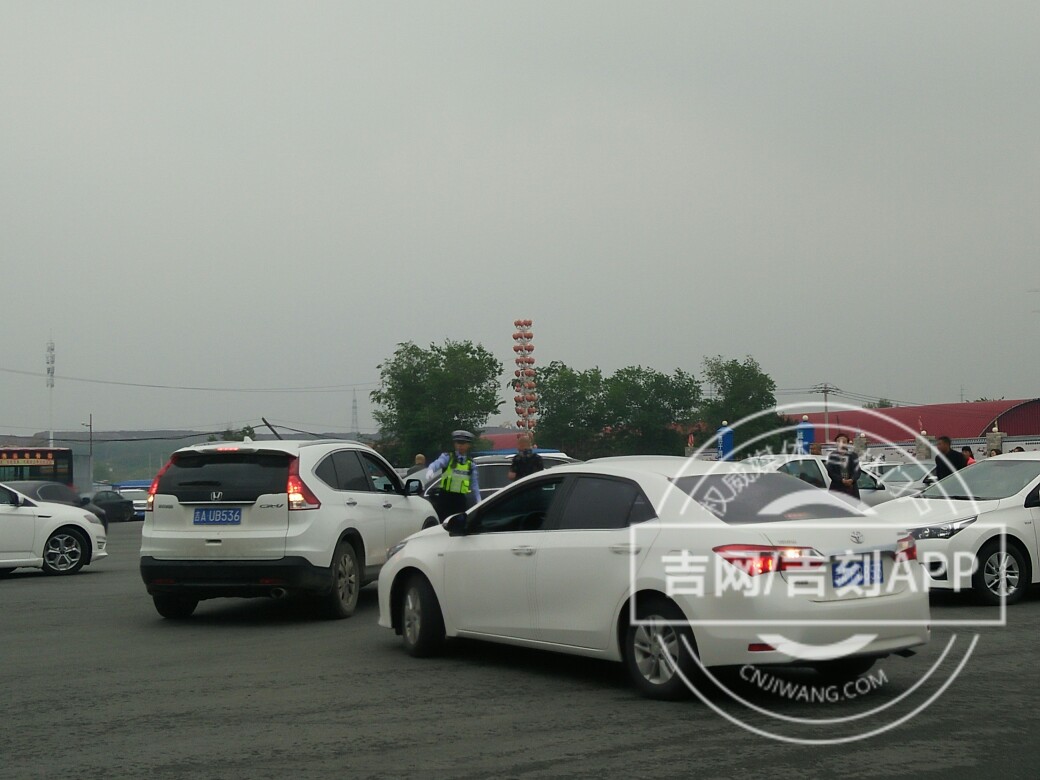 长春市第二实验中学考点外,交警正在指挥送考生车辆停放。 长春市第二实验中学考点外,交警正在指挥送考生车辆停放。