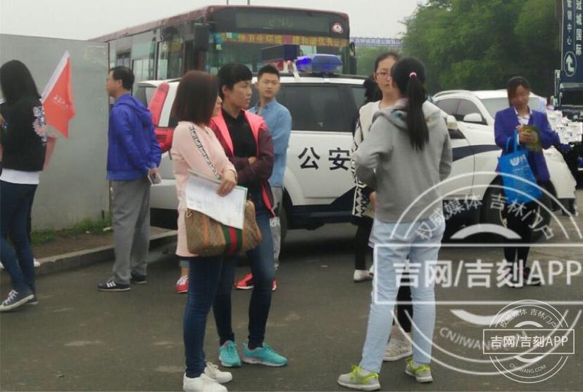 等待的家长正在鼓励孩子,让孩子放松心情。 等待的家长正在鼓励孩子,让孩子放松心情。