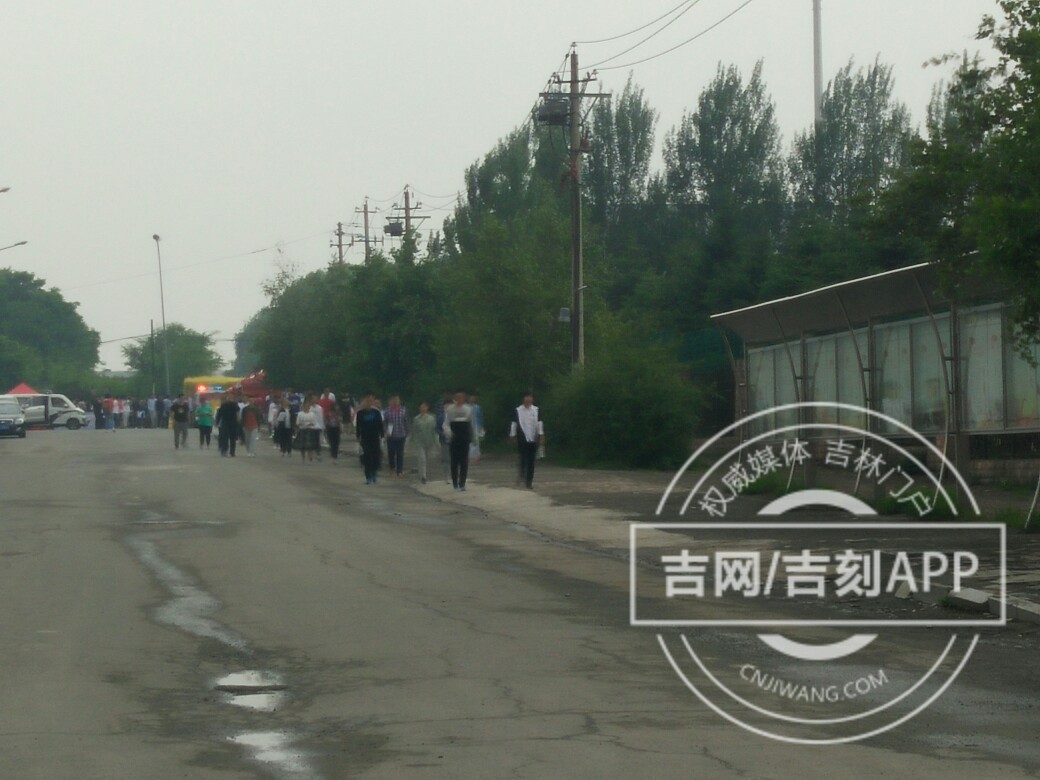 长春市第二实验中学,考生正在走向考点 长春市第二实验中学,考生正在走向考点