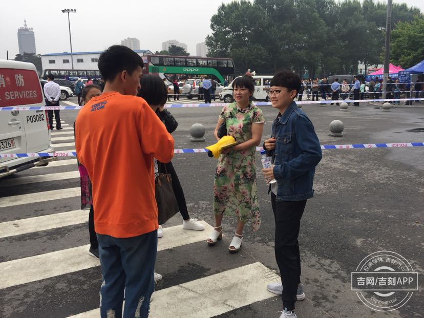 吉林省实验中学考点:家长穿旗袍陪考,寓意“旗开得胜”! 吉林省实验中学考点:家长穿旗袍陪考,寓意“旗开得胜”!