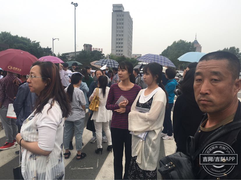 考生翘首以待,期待在这场人生的战役中大获全胜 考生翘首以待,期待在这场人生的战役中大获全胜