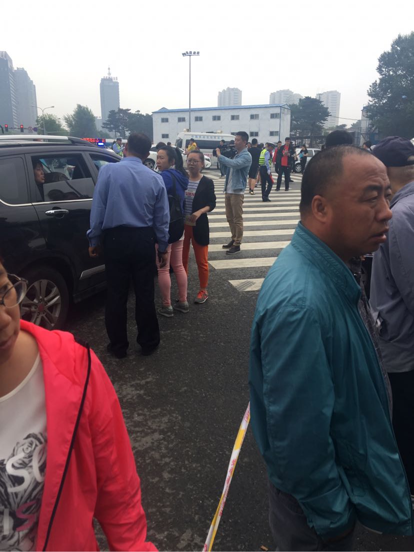 省实验中学,交警疏导附近交通秩序。 省实验中学,交警疏导附近交通秩序。