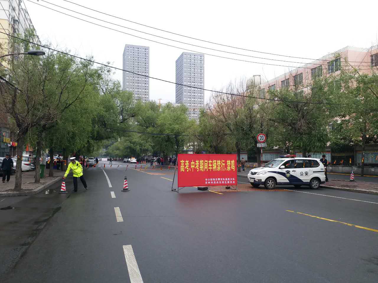7时30分许,吉林四中门前,为了让考生有一个安静的考试环境,交警已经开始封路。 7时30分许,吉林四中门前,为了让考生有一个安静的考试环境,交警已经开始封路。