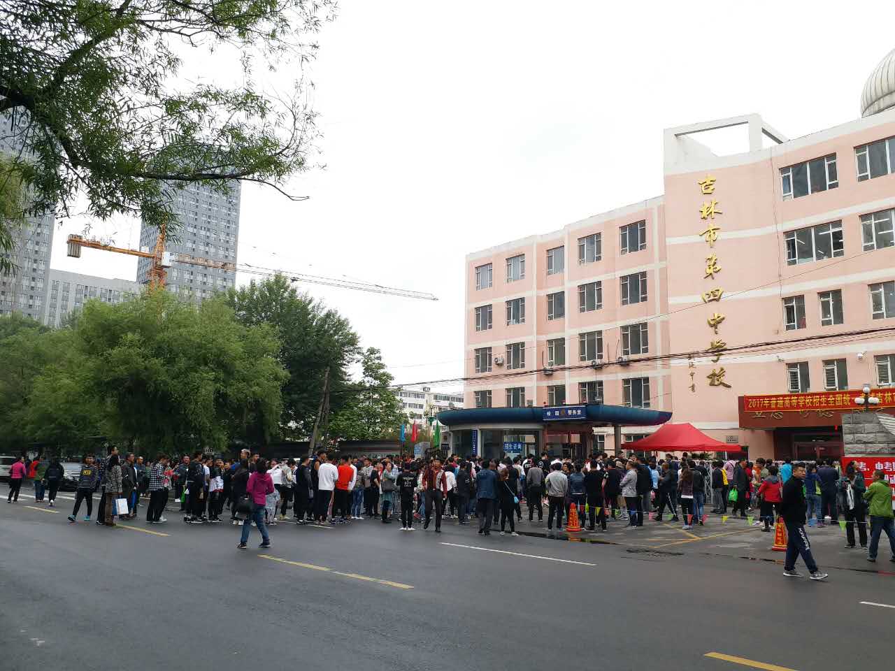 7点50分,吉林市第四中学考点,越来越多的考生与家长出现在场外,静候入场。 7点50分,吉林市第四中学考点,越来越多的考生与家长出现在场外,静候入场。