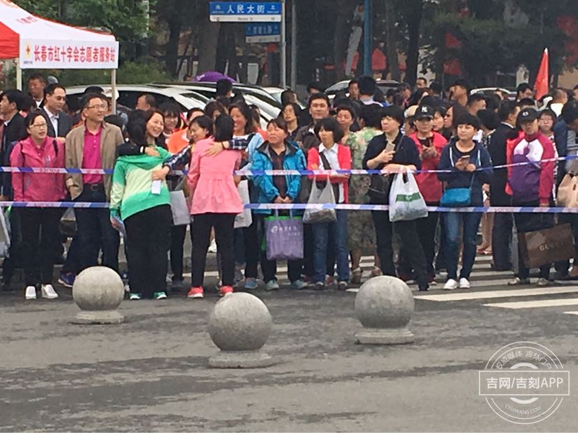 入场前与家长拥抱 入场前与家长拥抱