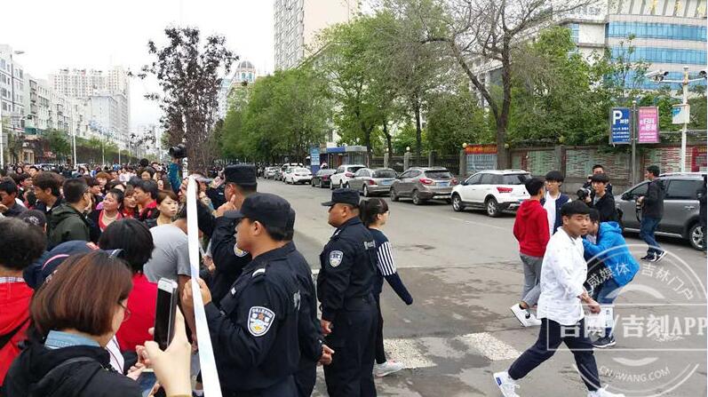 在延边二中考点,考生开始进入考场 在延边二中考点,考生开始进入考场