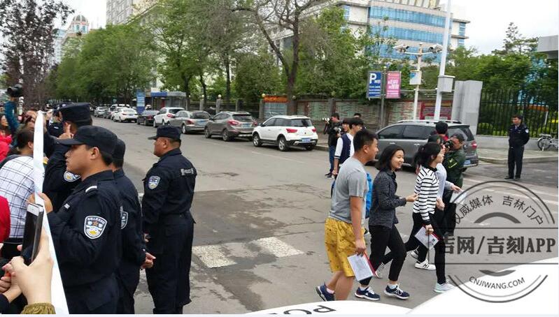 在延边二中考点,考生开始进入考场 在延边二中考点,考生开始进入考场